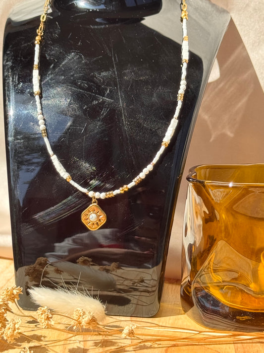Collier perles blanches & dorées avec pendentif soleil perle – Bijou tendance en acier inoxydable