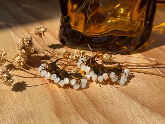 Boucles d’oreilles créoles dorées avec perles blanches – Acier inoxydable élégant