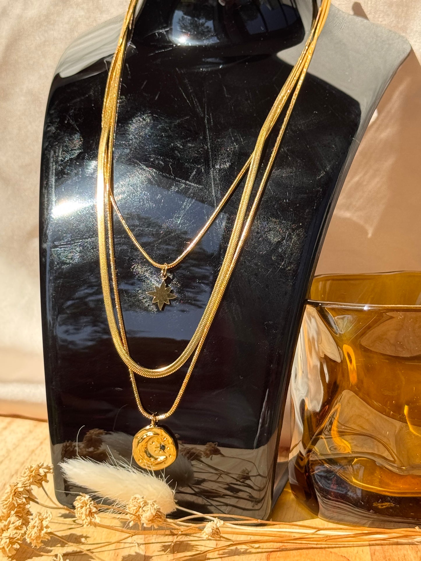 01.Collier Astralis – 3 chaînes superposées en acier inoxydable doré avec pendentifs étoile & lune