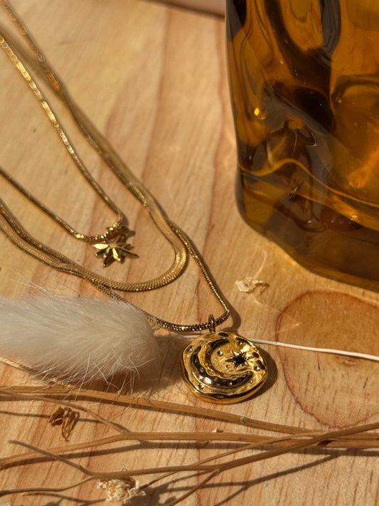 01.Collier Astralis – 3 chaînes superposées en acier inoxydable doré avec pendentifs étoile & lune