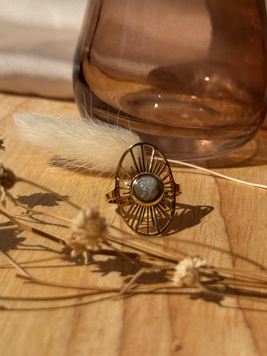 Bague Dorée "Rayna" – Pierre gris clair - Élégance solaire en acier inoxydable