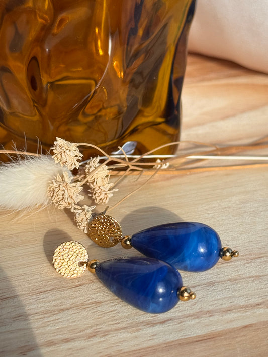 Boucles d’oreilles Bleu Nuit – Création artisanale en acier inoxydable doré & perle poire résine