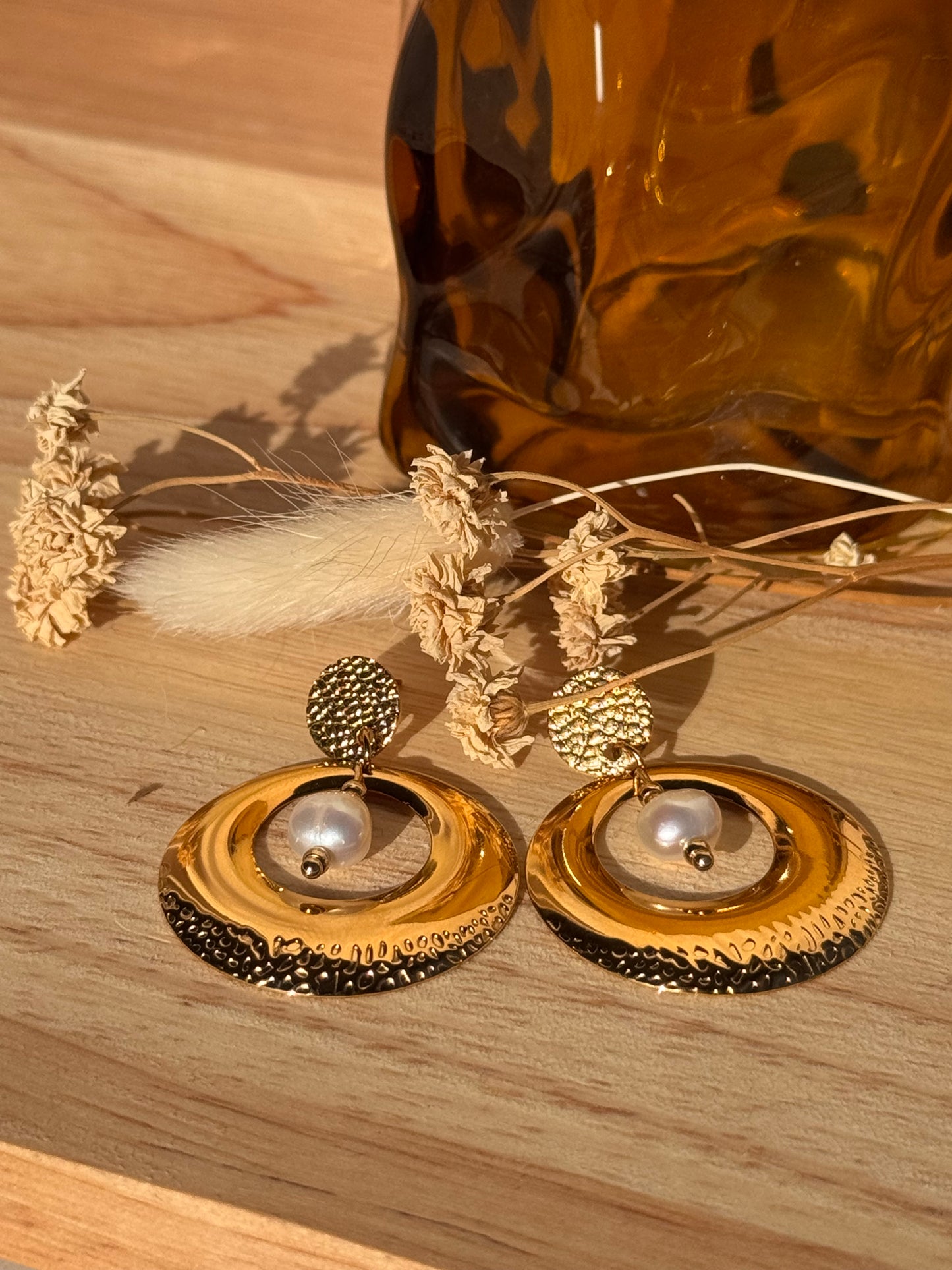 Boucles d’oreilles Elaria – Acier inoxydable doré & perle blanche