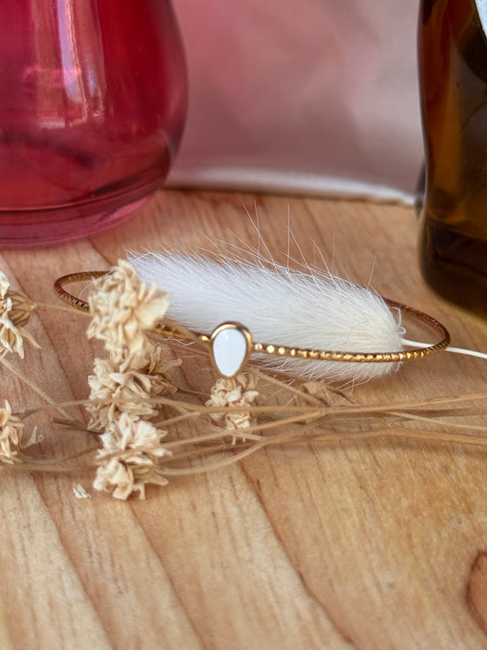 Bracelet jonc fin en acier inoxydable doré et goutte nacre – Élégance discrète