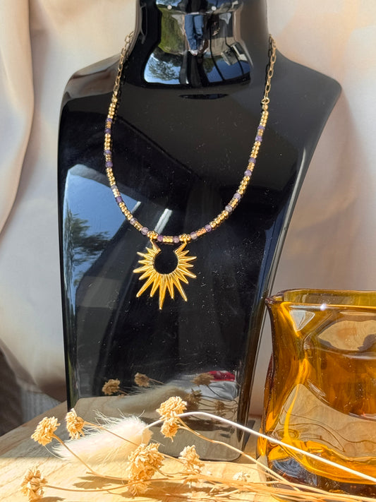 Collier soleil doré et perles violettes – Bijou bohème chic en acier inoxydable