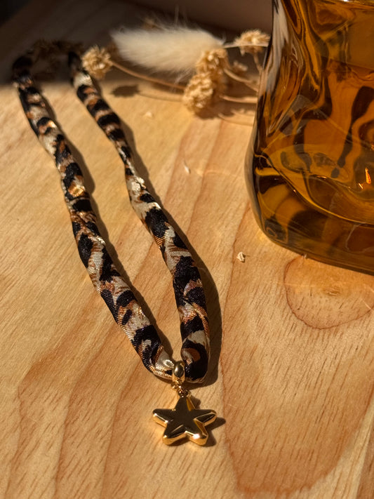 Collier tissu imprimé léopard & breloque étoile dorée – Bijou tendance et léger
