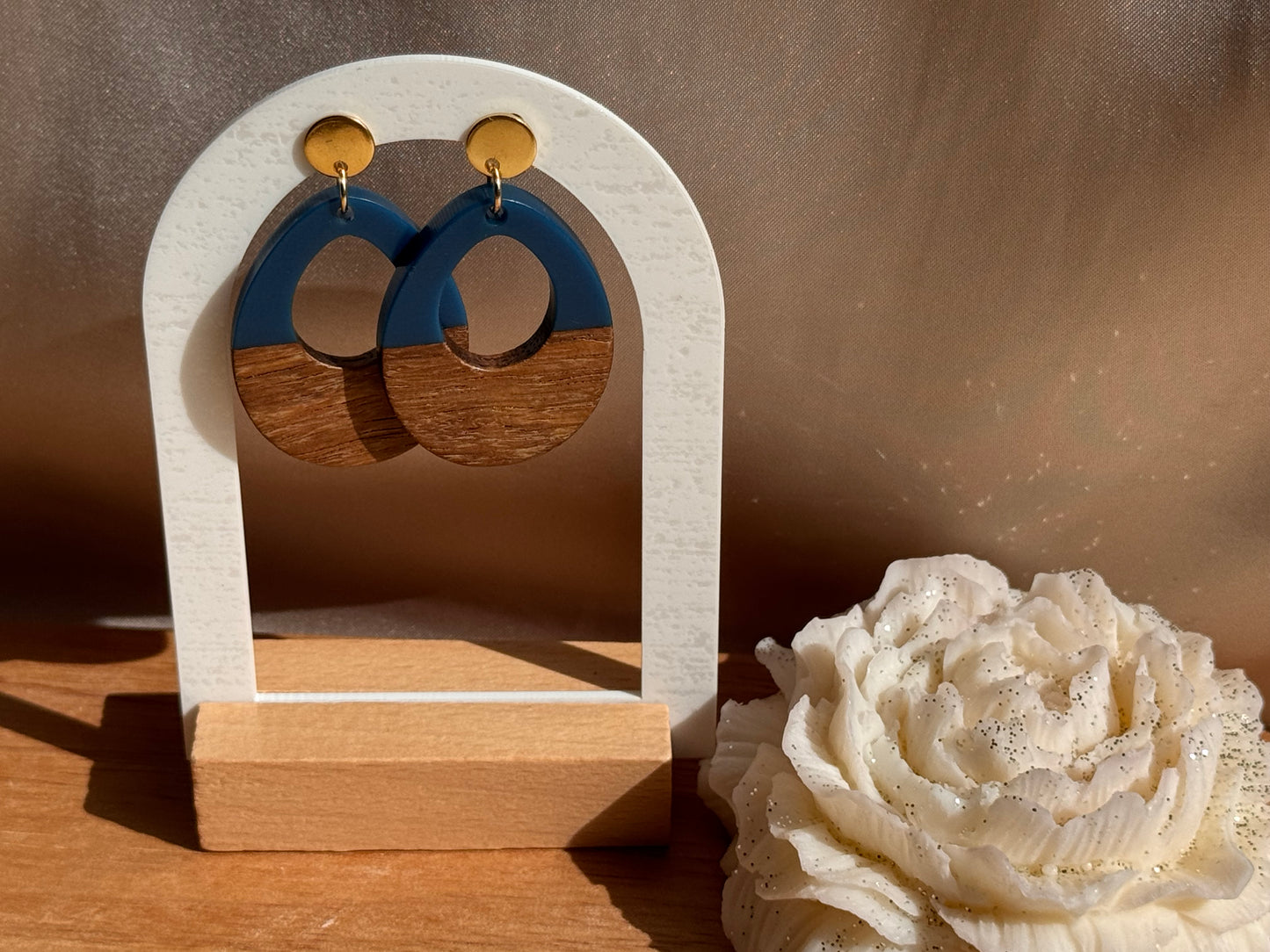 116. Riderwood bleu - Boucles d'oreilles pendantes en acier inoxydable doré bois et résine