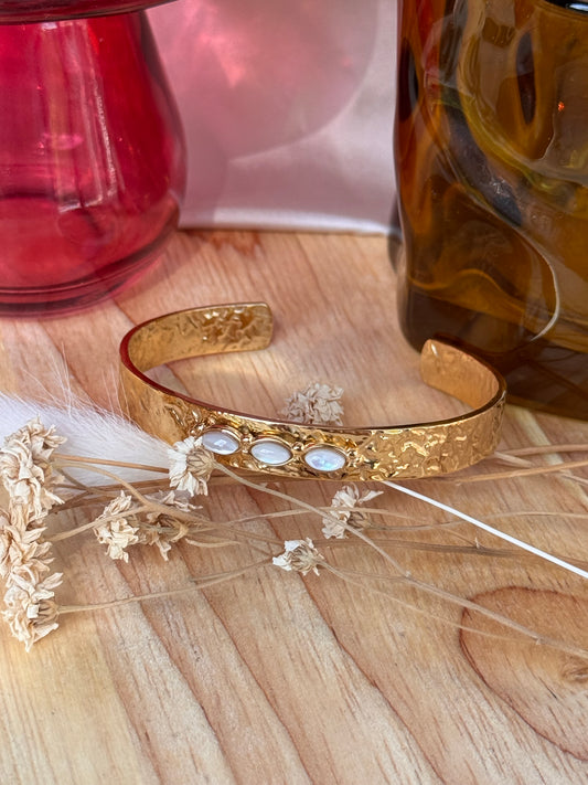 Bracelet Manchette Doré Martelé avec Pierres Blanches – Acier Inoxydable Ajustable