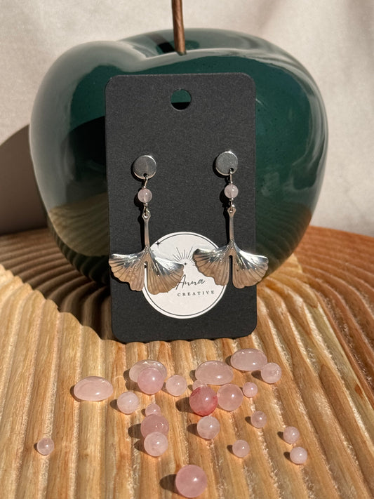 89. Ginkgora - Boucles d'Oreilles Pendantes en Acier Inoxydable - Perle Quartz rose et Feuille de Ginkgo