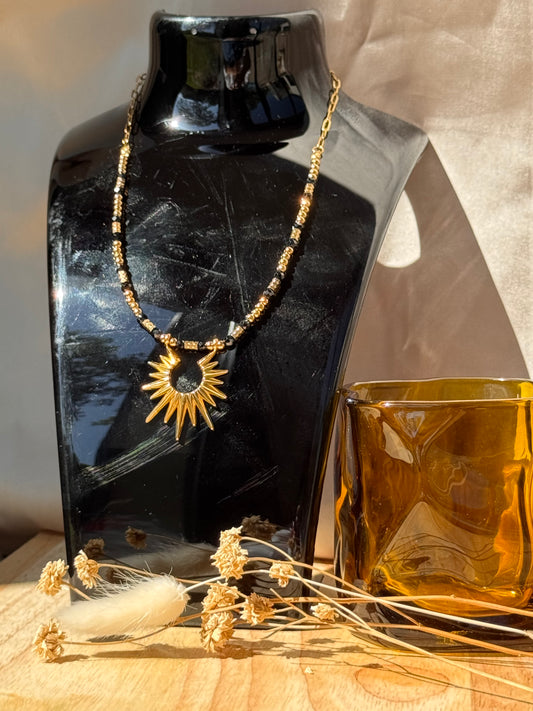 Collier soleil doré et perles noires – Bijou bohème chic en acier inoxydable