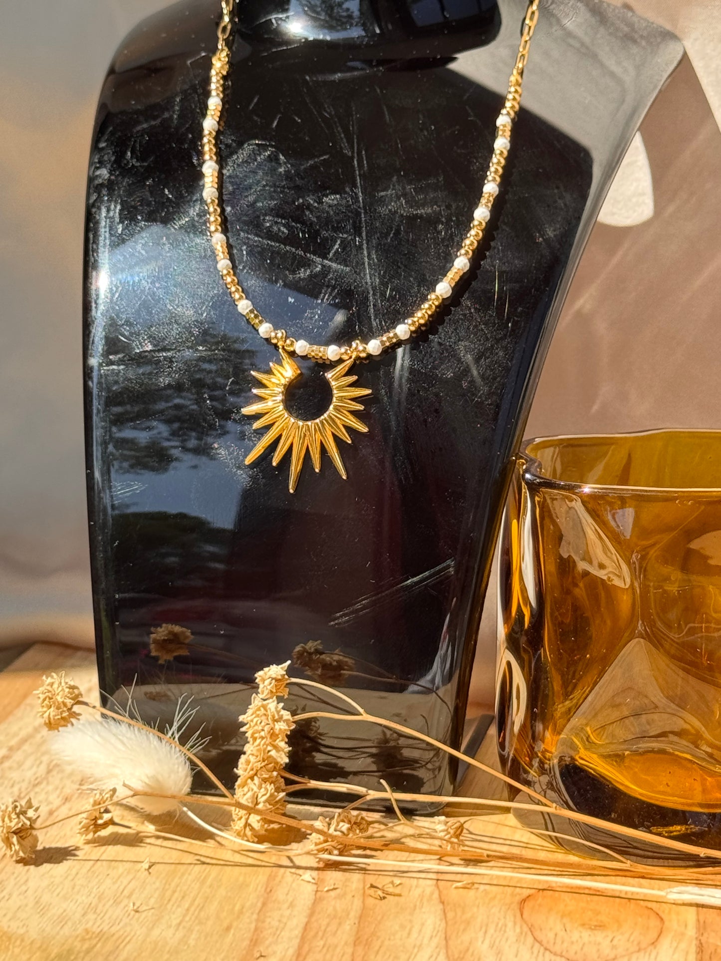 Collier soleil doré et perles blanche – Bijou bohème chic en acier inoxydable