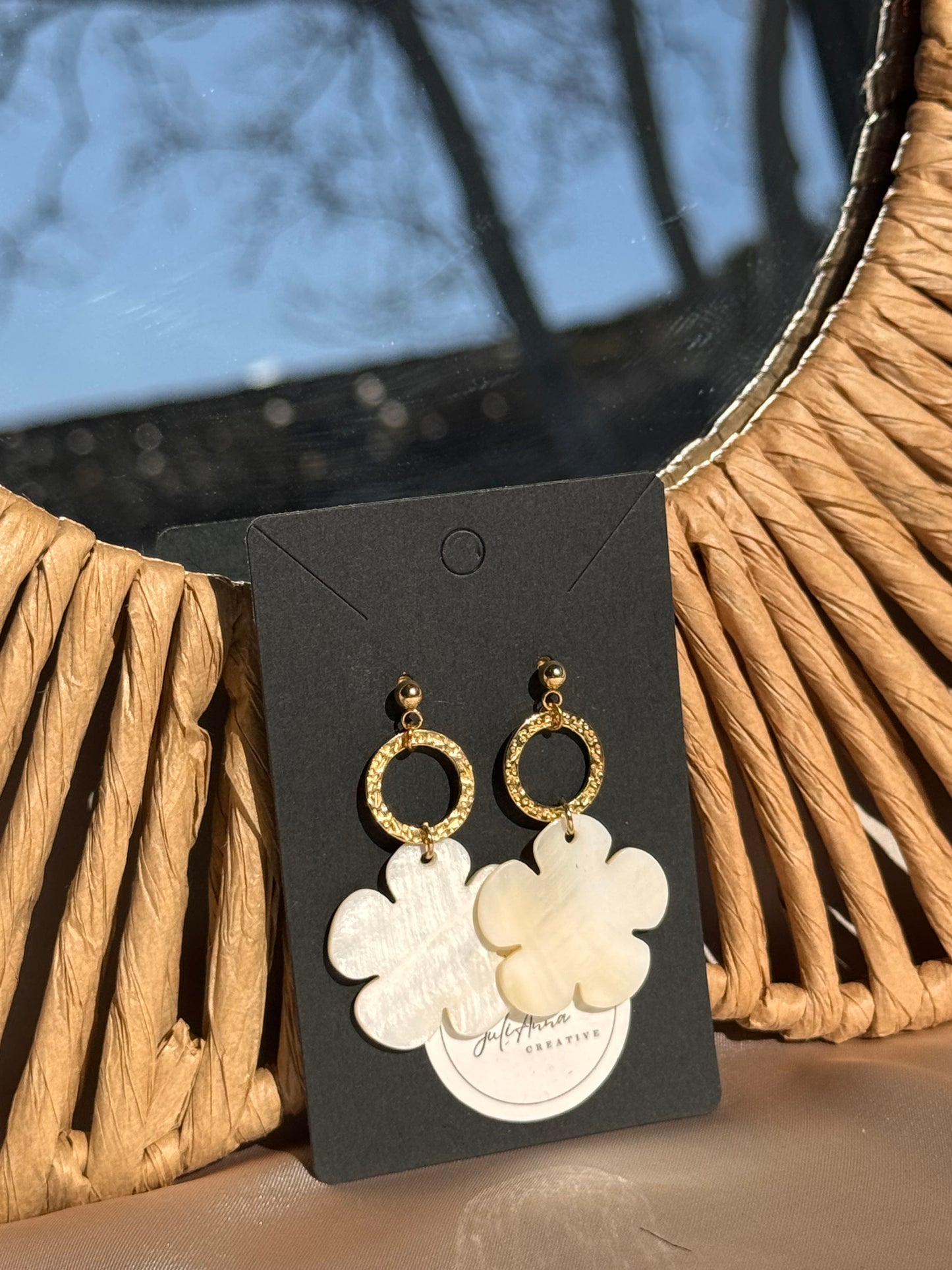 70. Boucles d’oreilles en acier inoxydable doré et nacre – Design fleur