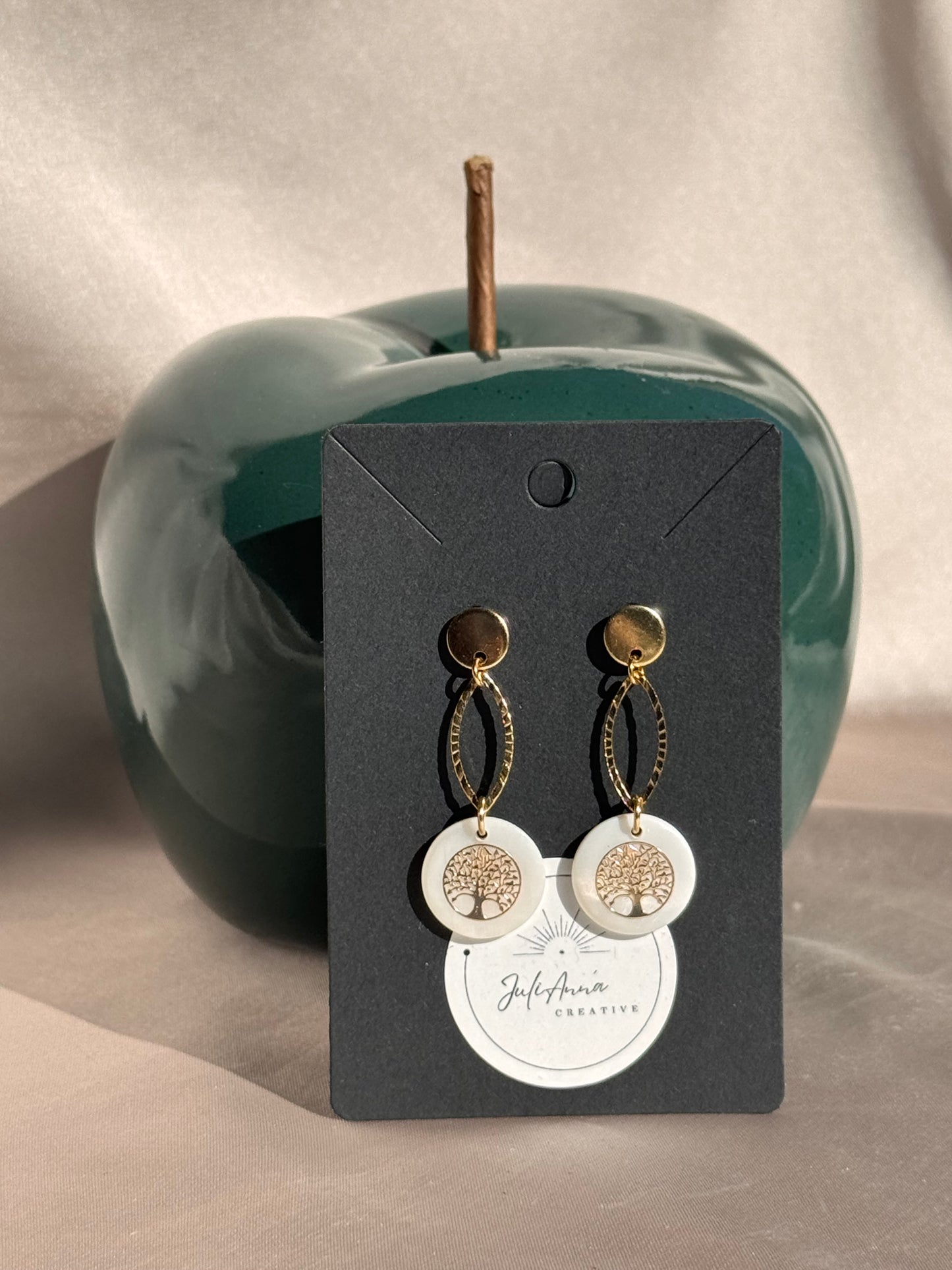 73. Boucles d'oreilles en acier inoxydable doré avec nacre et arbre de vie