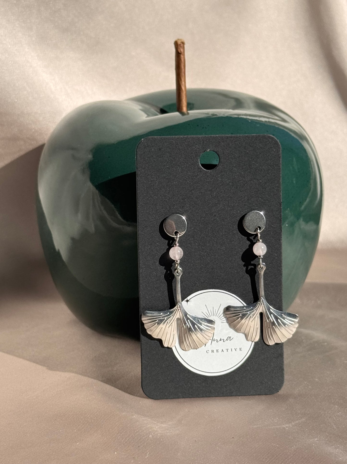 89. Ginkgora - Boucles d'Oreilles Pendantes en Acier Inoxydable - Perle Quartz rose et Feuille de Ginkgo