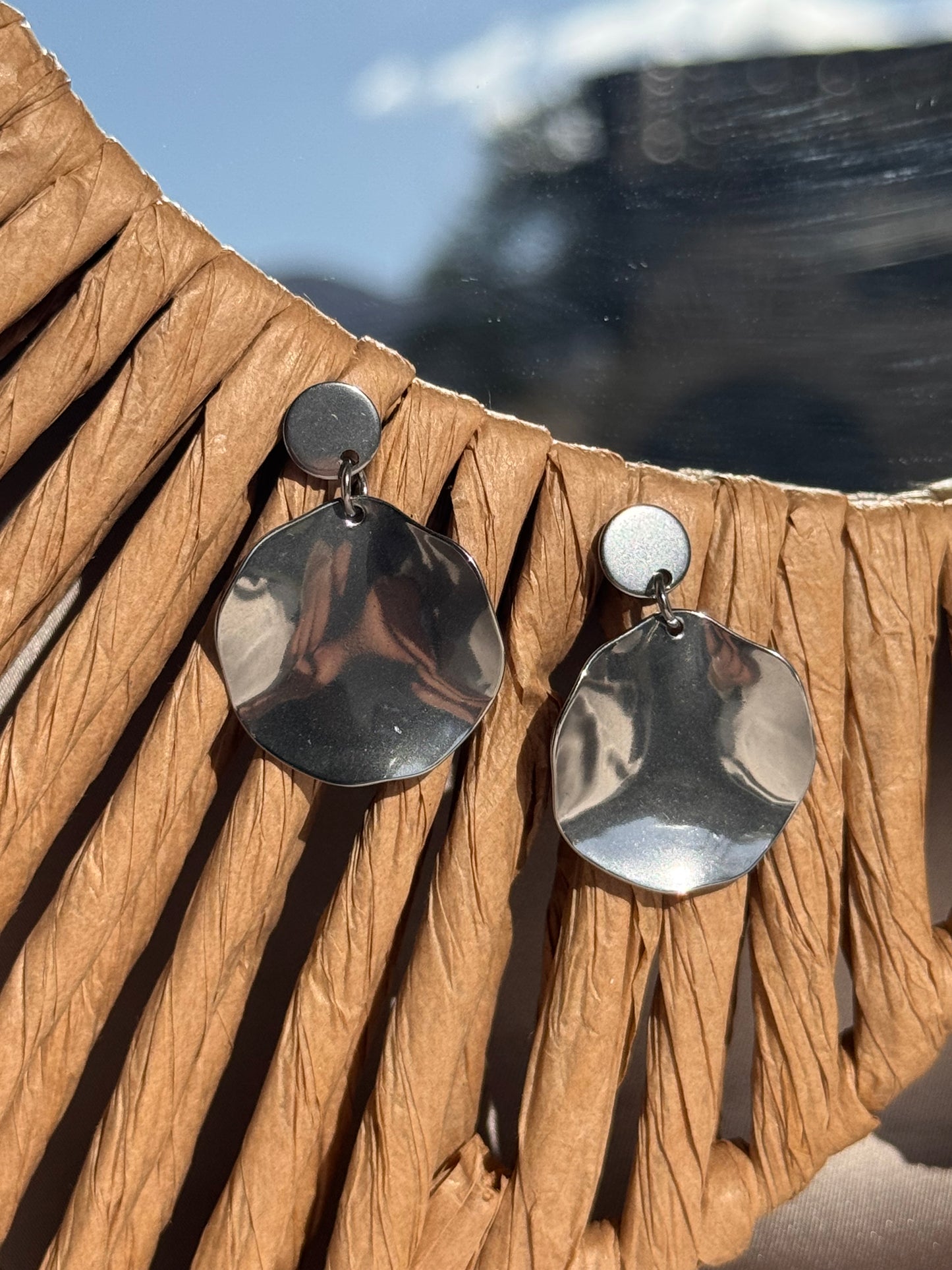87. Boucles d'Oreilles Pendantes en Acier Inoxydable Argenté Forme Ronde en Relief