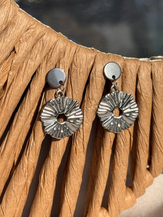 82. Boucles d'Oreilles Pendantes en Acier Inoxydable Argenté Forme Ronde en Relief